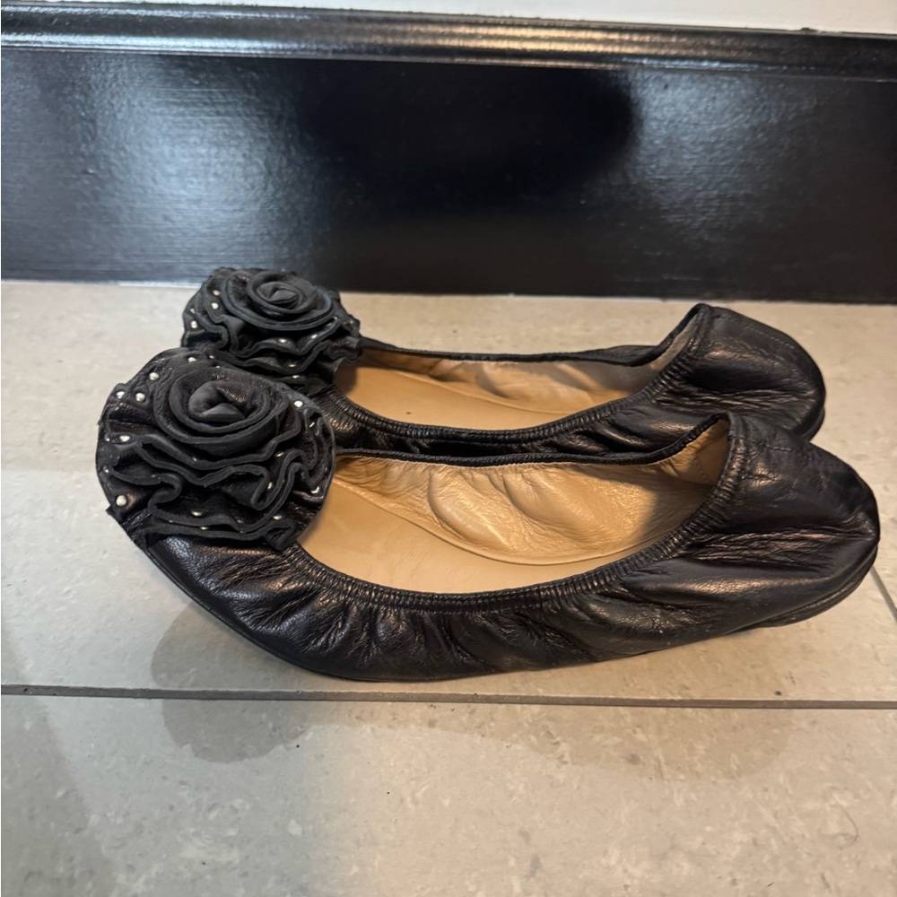 Valentino Garavani Black Leather Rosette Stud Ballet Flats - Picture 2 of 7
